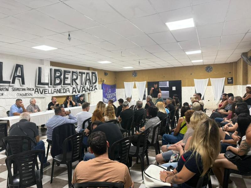 Cristian Frattini encabezó un encuentro de LLA con los vecinos de Avellaneda